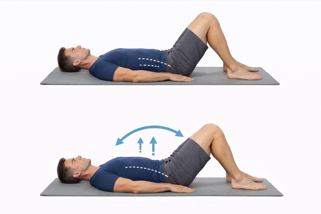 Mann liegt auf dem Rücken auf einer Yogamatte in Rückenlage, Knie angewinkelt und Füße aufgestellt. In der oberen Ansicht hält er die Knie locker, in der unteren Ansicht zieht er beide Knie mit den Händen sanft zur Brust. Blaue Pfeile und eine gebogene Linie zeigen die sanfte Schaukel- und Zugbewegung. Übung zur Entlastung der Lendenwirbelsäule, Dehnung der unteren Rückenmuskulatur und Mobilisation bei Rückenschmerzen oder Bandscheibenvorfall.
