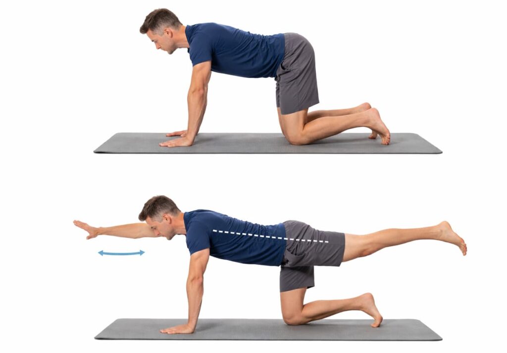 Mittelalter Mann im Vierfüßlerstand streckt diagonal Arm und Bein zur Stabilisierung der Tiefenmuskulatur bei Bandscheibenvorfall der LWS.